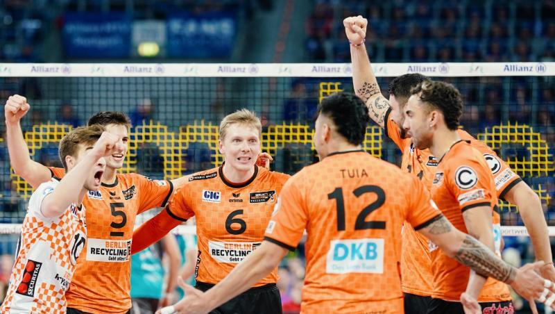 Berlins Sergey Grankin (M) freut sich mit Mannschaftskollegen über einen Punktgewinn. Berlin gewann mit 3:0. Berlins Sergey Grankin (M) freut sich mit Mannschaftskollegen über einen Punktgewinn. Berlin gewann mit 3:0.