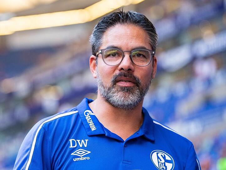 Trainer David Wagner dämpft auf Schalke die Erwartungen.