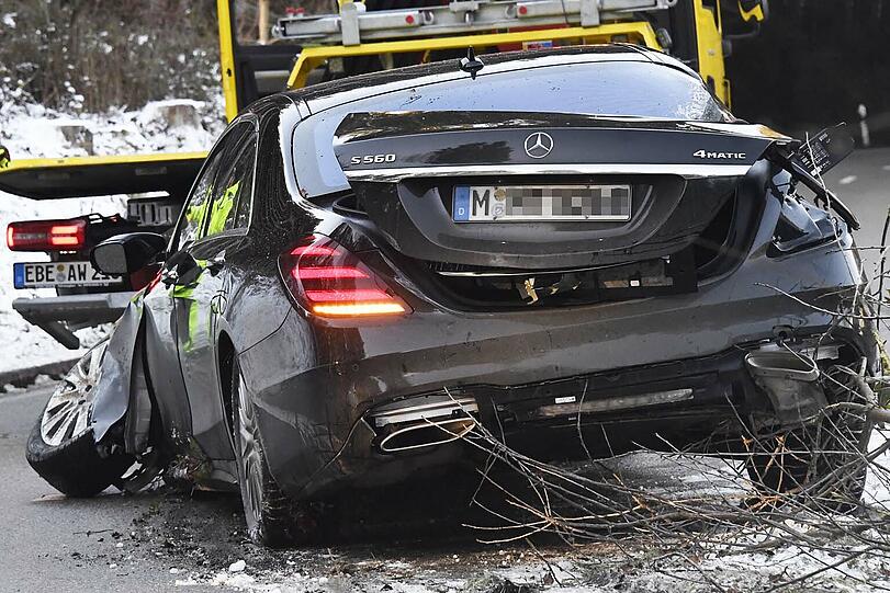 Die Bilder vom Unfallort auf der EBE 13. Die vier Insassen kamen glücklicherweise mit leichten Verletzungen davon.