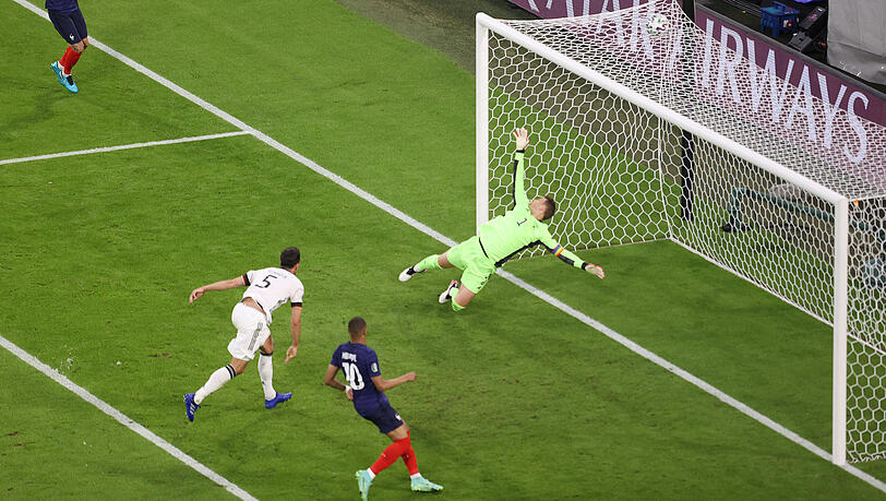 Mats Hummels mit dem Eigentor gegen Frankreich. Mats Hummels mit dem Eigentor gegen Frankreich.
