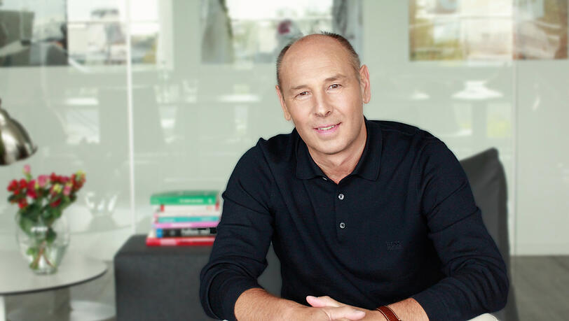 Dr. Stefan Woinoff: Der Arzt und Psychotherapeut (63), Autor, Paartherapeut und Beziehungsexperte von 50plus-Treff.de führt eine Praxis in Schwabing (www.woinoff.de). Dr. Stefan Woinoff: Der Arzt und Psychotherapeut (63), Autor, Paartherapeut und Beziehungsexperte von 50plus-Treff.de führt eine Praxis in Schwabing (www.woinoff.de).