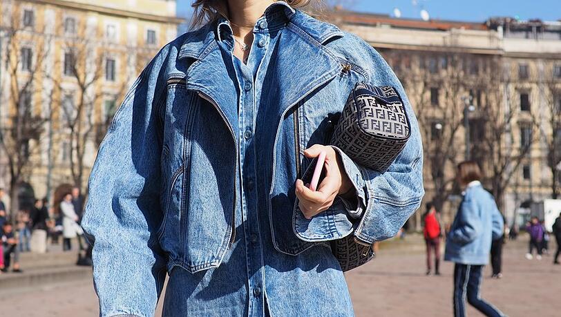 Mit einem Jeanshemd als Basis macht man diesen Sommer alles richtig.