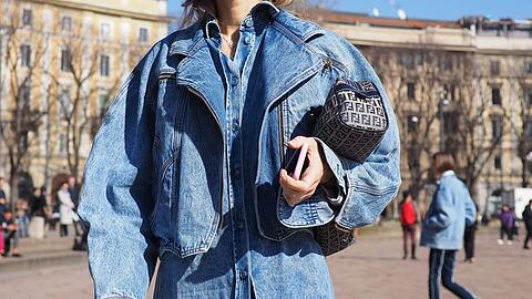 Mit einem Jeanshemd als Basis macht man diesen Sommer alles richtig.