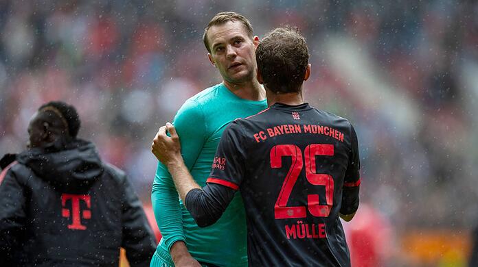 Münchens Torwart Manuel Neuer (M) und Münchens Thomas Müller (r) nach dem Spiel.