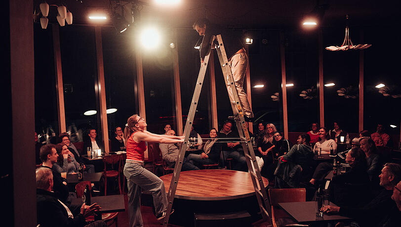 Genija Rykova und Bijan Zamani im Café des Metropoltheaters in Freimann.