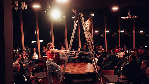 Genija Rykova und Bijan Zamani im Café des Metropoltheaters in Freimann.