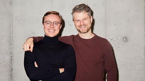 Die beiden Mitbegründer des Berliner KI-Start-ups Parloa Malte Kosub (l) und Stefan Ostwald.