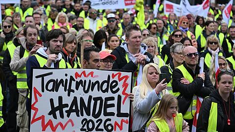 Handelsbesch&auml;ftigte streikten in den vergangenen Wochen mehrfach f&uuml;r h&ouml;here L&ouml;hne. (Archivbild)