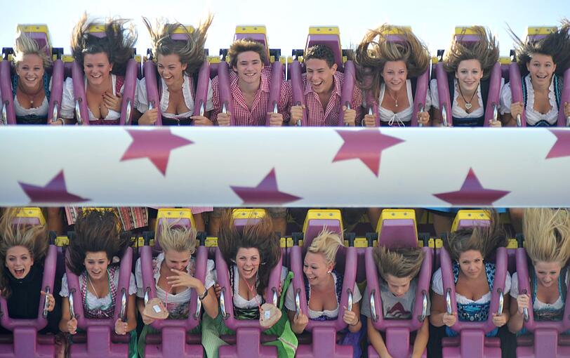 3,5 Millionen Gäste aus aller Welt: Zur Wiesn-Halbzeit wurden 3,4 Millionen Maß Bier getrunken. Bei den Münchnern war besonders der nostalgische Festbereich der &bdquo;Oidn Wiesn&ldquo; beliebt &ndash; etwa 200 000 Besucher waren dort schon zu Gast. Die Zwischenbilanz von Polizei und Rettungskräften fällt positiv aus.