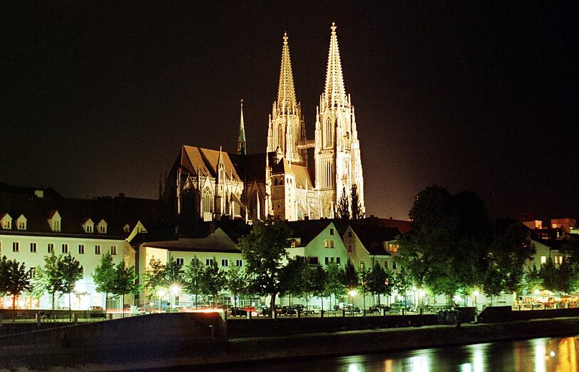 In REGENSBURG finden Studenten nicht ganz so leicht eine Wohnung. Nur jeder sechste Bewerber konnte im letztem Wintersemester einen der rund 3600 Wohnheimplätze ergattern. In diesem Jahr sieht es ähnlich aus. Private Zimmer seien jedoch gut zu bekommen &ndash; wenn man bereit sei, auch im Umland zu suchen, berichtet eine Studentenwerks- Sprecherin. In den letzten Jahren habe jeder etwas gefunden. Matratzenlager seiewn deshalb nicht nötig.
