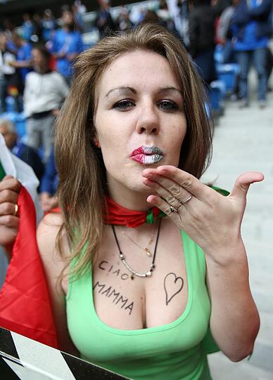 Überhaupt ist Italien immer wieder mit hübschen Fans vertreten.