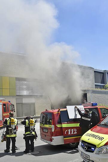 In der Garage des Gymnasiums brannten drei Autos. Die Bilder vom Feuerwehreinsatz.