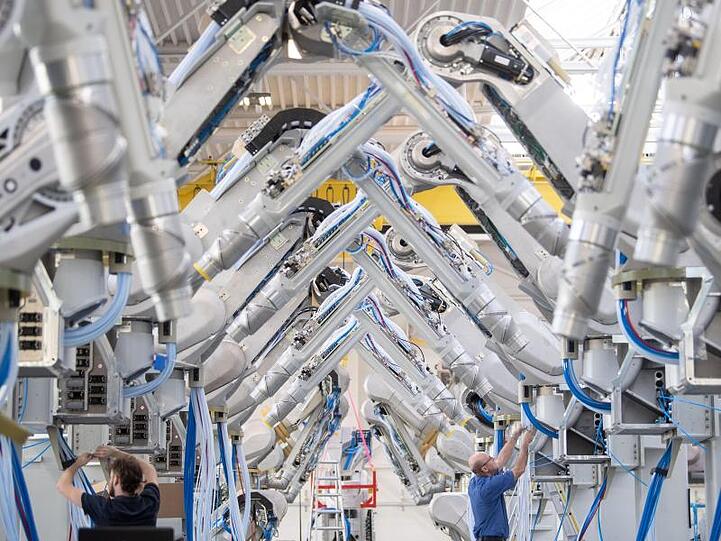 Mitarbeiter der Dürr AG montieren Lackierroboter. Deutschlands Maschinenbauer sind gut unterwegs.