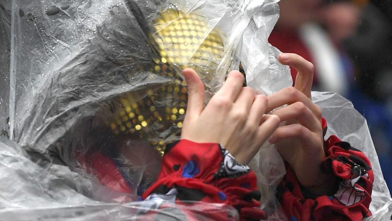 Eine Frau schützt sich mit einem Poncho vor dem Regen beim Rosenmontagszug in Köln (Archiv). Auch in diesem Jahr soll es in den Karnevalshochburgen nass werden. Eine Frau schützt sich mit einem Poncho vor dem Regen beim Rosenmontagszug in Köln (Archiv). Auch in diesem Jahr soll es in den Karnevalshochburgen nass werden.