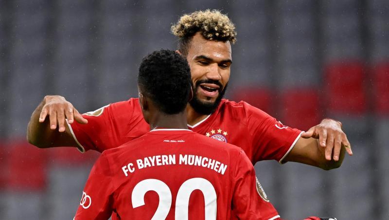 Eric Maxim Choupo-Moting (r) und Bouna Sarr vom FC Bayern München jubeln über den 1:0 Treffer gegen den 1. FC Düren durch Choupo-Moting.