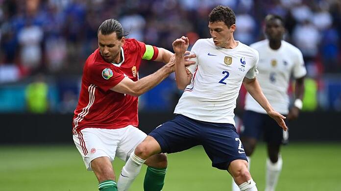 Ungarns Adam Szalai (l) kämpft mit Frankreichs Benjamin Pavard um den Ball.