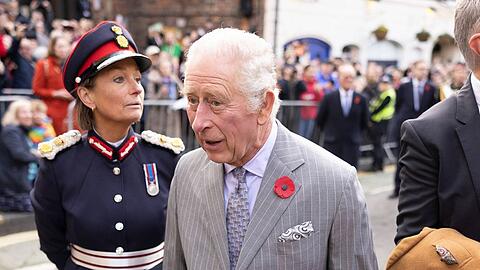 König Charles III. unmittelbar nach den Eierwürfen am 9. November in York.