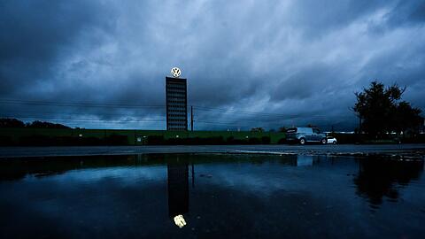 VW in Wolfsburg rutscht in die roten Zahlen - wegen der Probleme bei Porsche. (Archivbild)