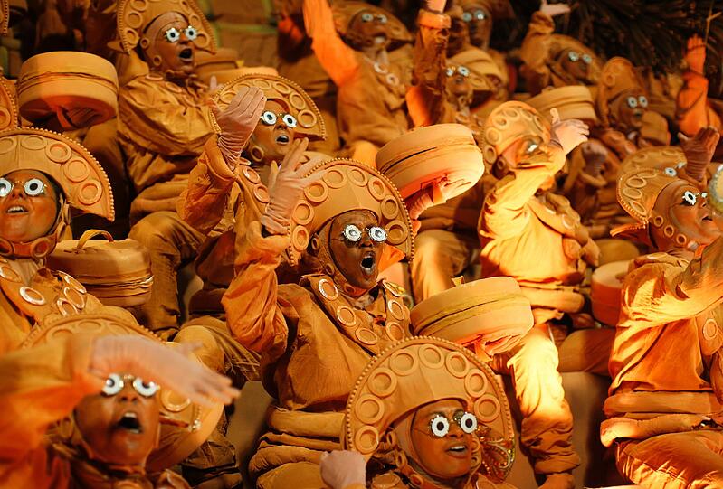 In der Stadt am Zuckerhut ist der "Carnaval 2012" auf seinem Höhepunkt: Zehntausende Tänzer, Tänzerinnen und Trommler zogen in der Nacht zum Dienstag erneut mit riesigen Motivwagen durch Rios Sambódromo an begeisterten Zuschauern vorbei - sehen Sie hier die Bilder...