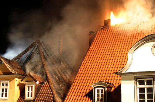 Großbrand in der historischen Altstadt von Coburg: brennender Dachstuhl.