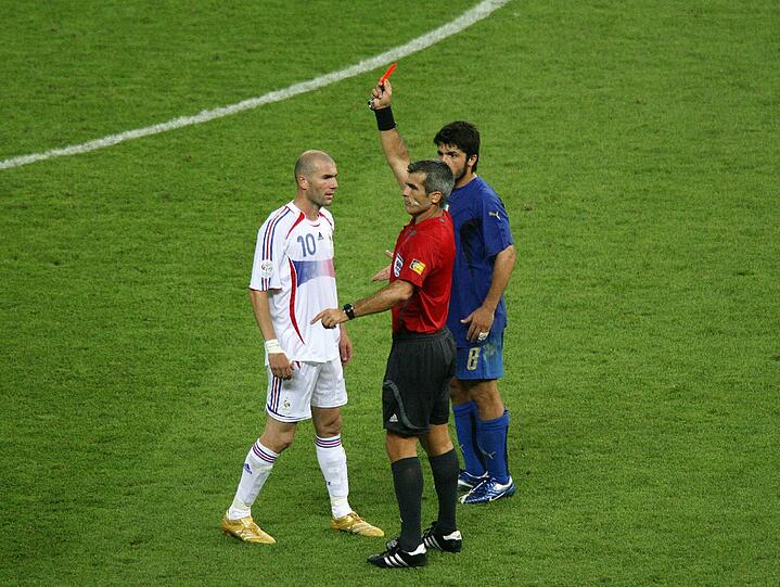 Rüde Gangart: 
Zwei Mal Rot? Schafften nur Rigobert Song (Kamerun, 1994 und &rsquo;98) und Zinedine Zidane (1998, 2006).