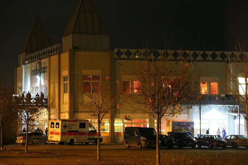 Polizei und Rettung im Flüchtlingsheim. Die Bilder von der Einsatz-Nacht.