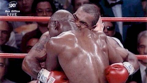 Der größte Boxskandal der Geschichte: Mike Tyson beißt Evander Holyfield bei deren Kampf am 28. Juni 1997 in Las Vegas ein Stück Ohr ab.