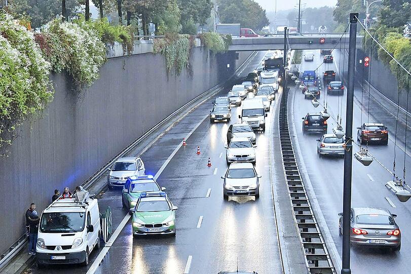 Herzinfarkt am Steuer: Dieser Unfall sorgte am Freitagvormittag für einen kilometerlangen Rückstau auf dem Mittleren Ring.