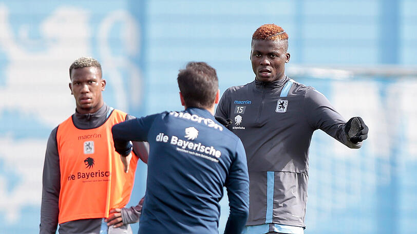 Trainer Vitor Pereira (m.) im Gespräch mit Frank Boya (r.). Lucas Ribamar beobachtet aufmerksam.
