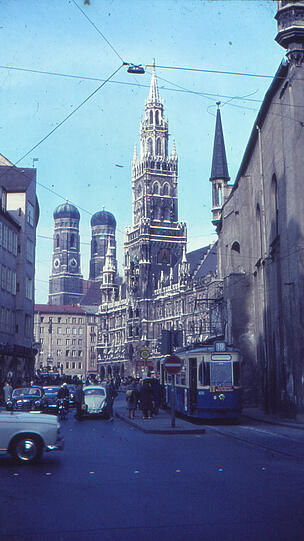 Die 1er Tram am Alten Rathaus: Anschließend fährt sie weiter durchs Tal, raus aus der Stadt bis nach Berg am Laim.