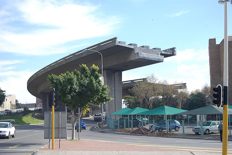 Foreshore Freeway Bridge, Kapstadt: Bereits seit 1977 ist der Bau der Brücke unterbrochen. Seither ragt sie ins Leere und ist nur dadurch zur Touristenattraktion geworden. 260 Meter fehlen noch, angeblich soll sie bis 2020 endlich fertig werden. Kostenfaktor: 590 Millionen Euro.