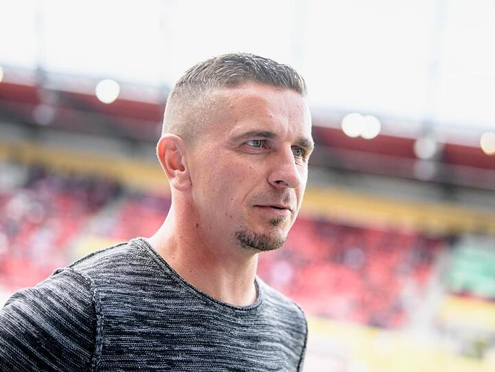 Der Regensburger Trainer Mersad Selimbegovic. Foto: Matthias Balk/dpa