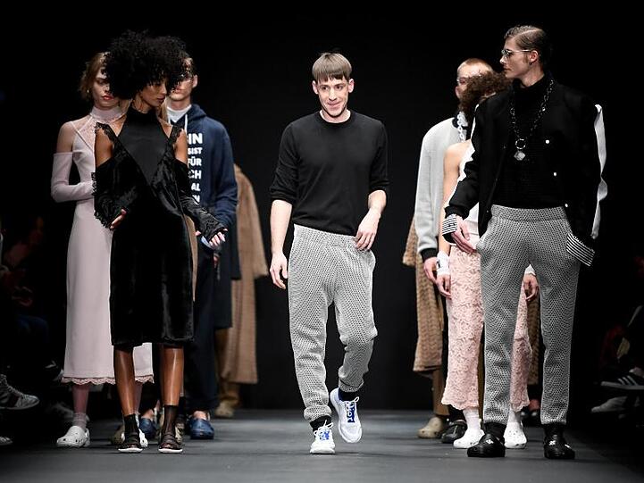 Jogginhose goes Laufsteg: Designer Kilian Kerner nach seiner Show im Berliner E-Werk.