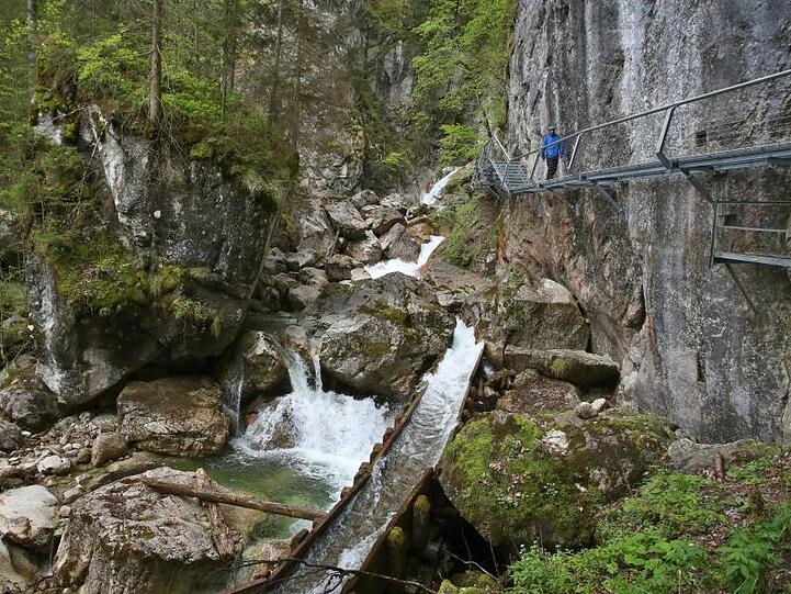 Das Wasser der Pöllat rauscht unter einem neu angelegten Metallsteg durch die Pöllatschlucht. Foto: Karl-Josef Hildenbrand/Archivbild