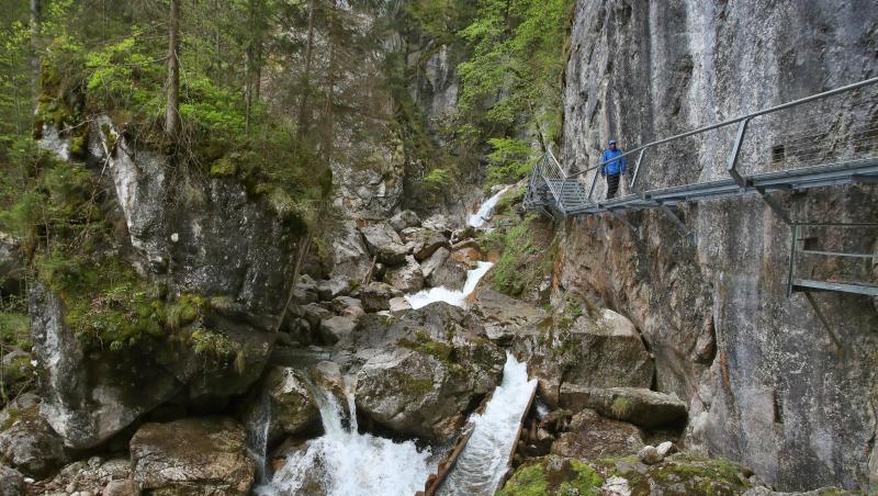Das Wasser der Pöllat rauscht unter einem neu angelegten Metallsteg durch die Pöllatschlucht. Foto: Karl-Josef Hildenbrand/Archivbild Das Wasser der Pöllat rauscht unter einem neu angelegten Metallsteg durch die Pöllatschlucht. Foto: Karl-Josef Hildenbrand/Archivbild