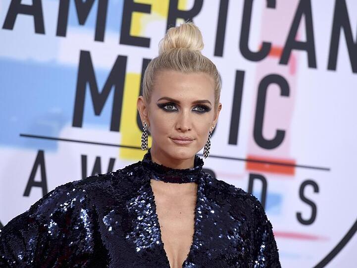 Die Musikerin Ashlee Simpson verkündet ihre Schwangerschaft im Netz.