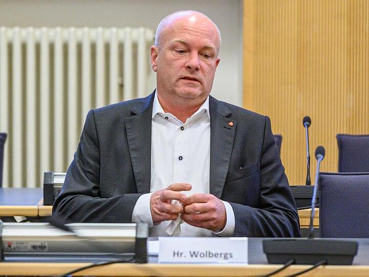 Joachim Wolbergs, suspendierter Oberbürgermeister von Regensburg, sitzt im Verhandlungssaal. Foto: Armin Weigel/dpa/Archivbild