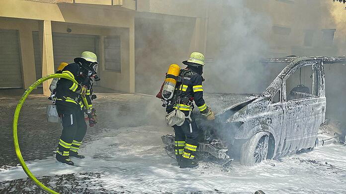 In Giesing ist ein Kleinbus in Flammen geraten und komplett ausgebrannt.