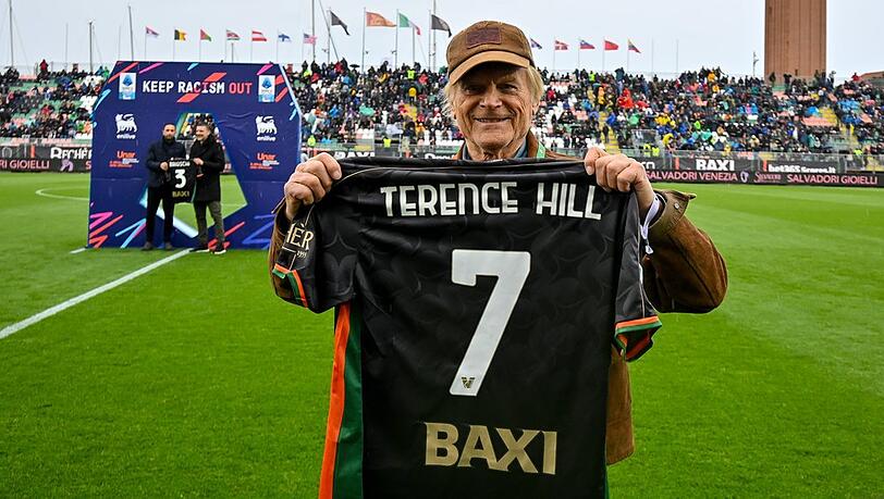 Schauspieler Terence Hill hat jetzt ein eigenes Fu&szlig;balltrikot vom venezianischen Fu&szlig;ballclub.