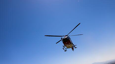 Mit einem Rettungshubschrauber wurde der Jugendliche schwer verletzt in ein Krankenhaus gebracht. (Symbolbild)