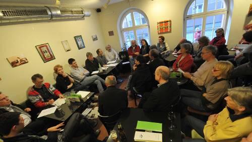 Leidenschaftliche Diskussion übers Kultkino: In der überfüllten Creperie informierte die „IG Casa“ über die Neuanfangs-Pläne. Leidenschaftliche Diskussion übers Kultkino: In der überfüllten Creperie informierte die „IG Casa“ über die Neuanfangs-Pläne.