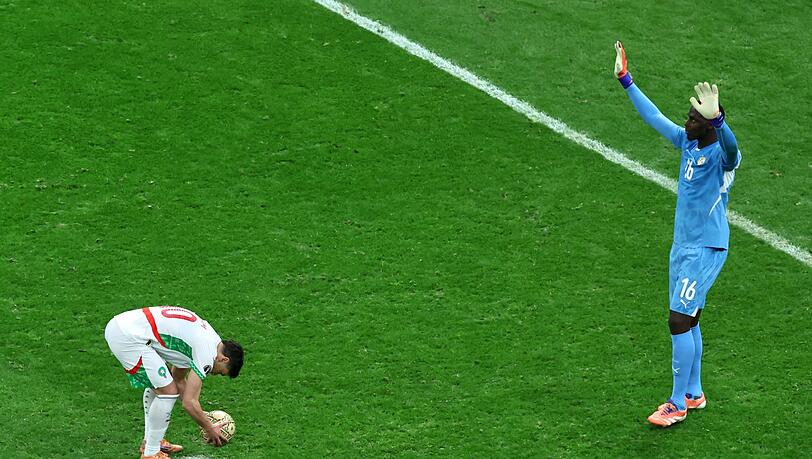 Der Ausl&ouml;ser f&uuml;r die Proteste war der umstrittene Elfmeter, den D&iacute;az (links) schlie&szlig;lich vergab. (Archivfoto)