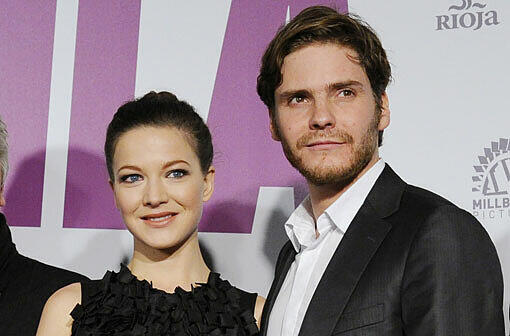 Die Hauptdarsteller Hannah Herzsprung und Daniel Brühl am Dienstag (15.12.2009) in Berlin bei der Premiere des Films "Lila Lila" im Kino in der Kulturbrauerei.