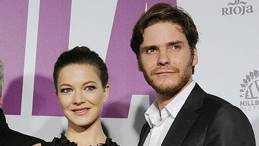 Die Hauptdarsteller Hannah Herzsprung und Daniel Brühl am Dienstag (15.12.2009) in Berlin bei der Premiere des Films "Lila Lila" im Kino in der Kulturbrauerei. Die Hauptdarsteller Hannah Herzsprung und Daniel Brühl am Dienstag (15.12.2009) in Berlin bei der Premiere des Films "Lila Lila" im Kino in der Kulturbrauerei.