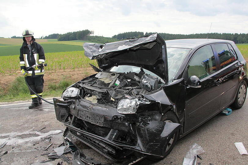 Frontalzusammenstoß: Ein VW und ein Seat krachen im Landkreis Landshut zusammen. Drei Menschen werden verletzt, zwei davon schwer.