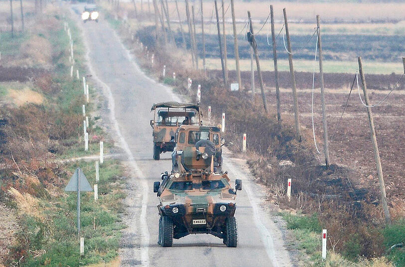 Türkische Armee nahe der syrischen Grenze: Zwei Soldaten sind bei einem Anschlag auf einen Konvoi im kurdisch geprägten Südosten des Landes getötet worden.