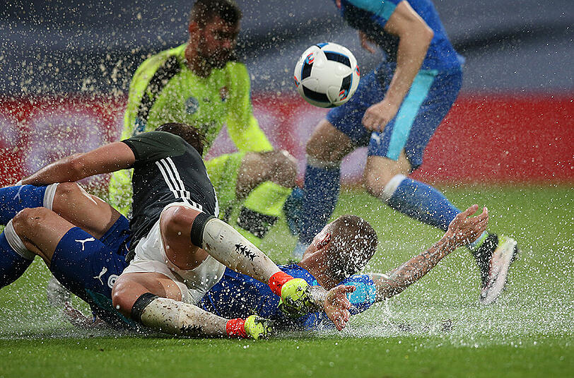 Kein Spaß: Wasserrutschen im EM-Test Deutschland gegen die Slowakei (1:3).