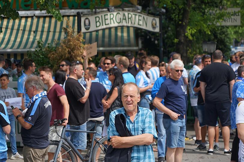 Giesing ist am Sonntag blau - die Fanbilder vor dem Spiel gegen Saarbrücken.