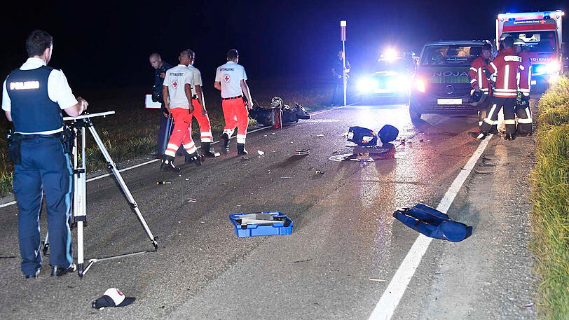 Der Rollerfahrer erlag trotz eingeleiteter Reanimationsmaßnahmen noch am Unfallort seinen schweren Verletzungen. Der Fahrer des ebenfalls beteiligten Pkw fuhr davon.
