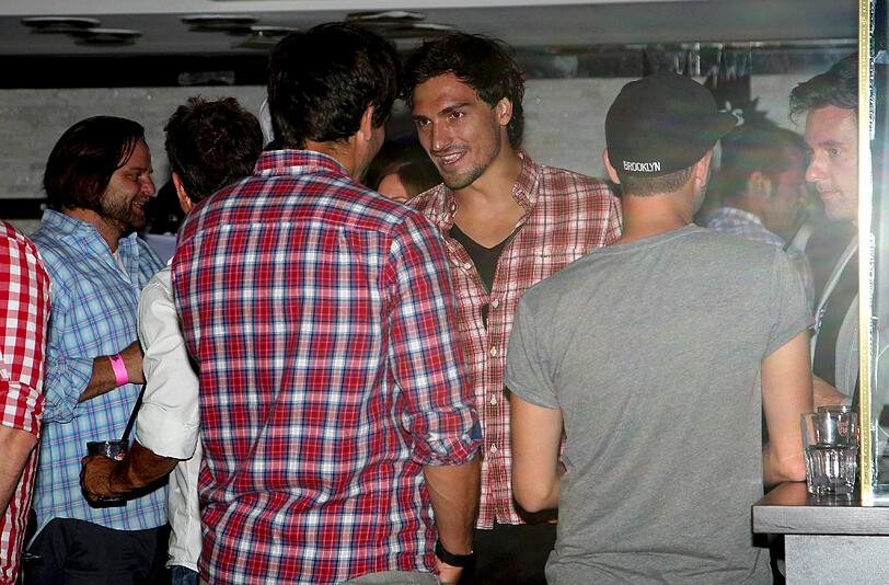 Gefragter Gast: Mats Hummels in der Party-Menge.